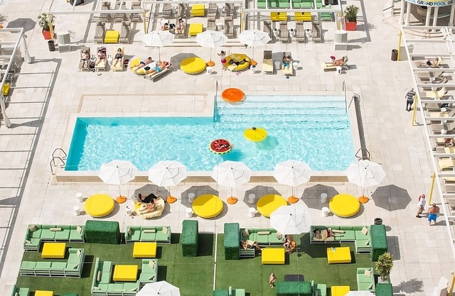 Comfort and Convenience! FREE Parking, Rooftop Pool, Pet-friendly Property!