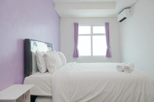 Comfort and Elegant 1BR Green Bay Condominium Apartment By Travelio