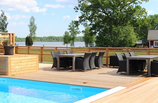 Comfort holiday home with lake location, motor boat and pool