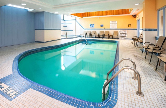 Comfort Hotel & Suites
