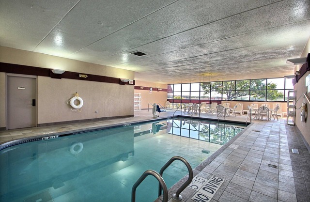 Comfort Inn & Suites Madison - Airport