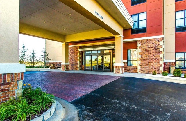 Comfort Inn & Suites Shawnee North near I-40