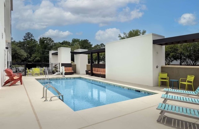 Comfort Retreat! Outdoor Pool, Free Hot Breakfast, Free Parking, Pets Allowed!