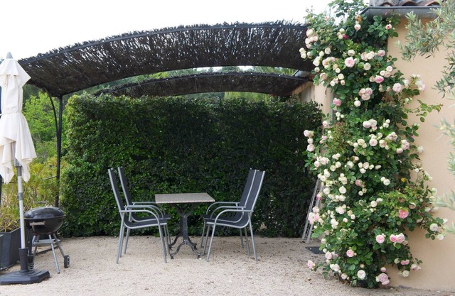Comfort room with kitchen lounge in the heart of Vaucluse.
