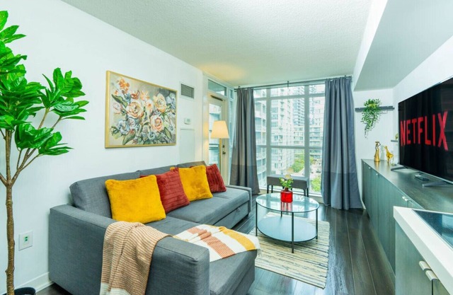 Comfort Suites - 10 minutes to Rogers Centre