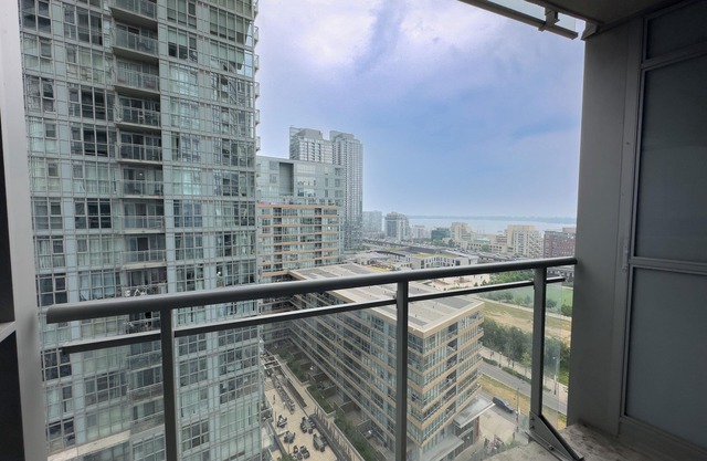 Comfort Suites 2 Bedrooms near Rogers Centre Lakeview & Free Parking