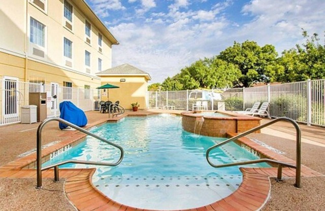 Comfort Suites