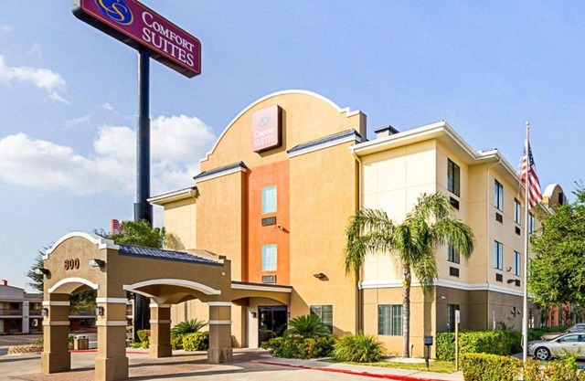 Comfort Suites At Plaza Mall