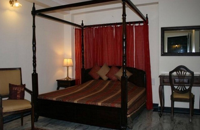 Habitación espaciosa privada con zona de confort