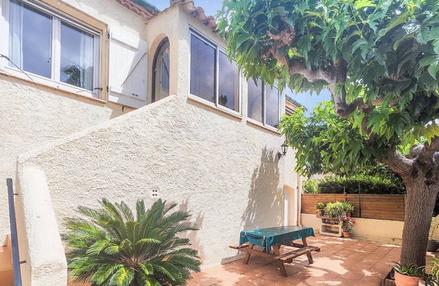 Comfortable, bright apartment within easy reach of the sandy beach.