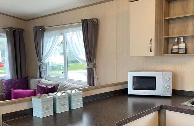 Comfortable 3-Bed Caravan - Combe Haven