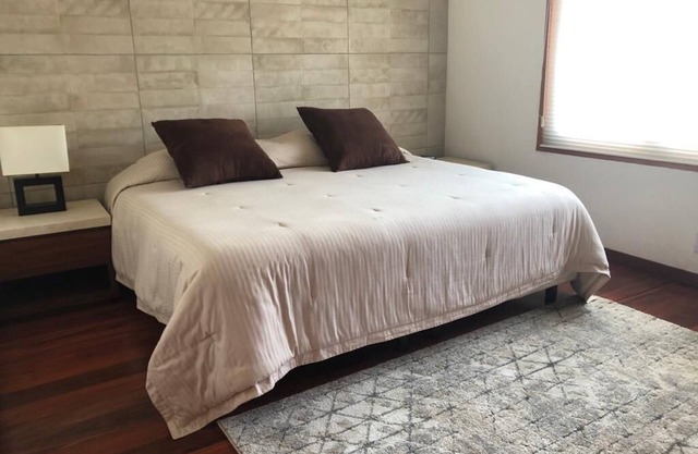 Cómoda habitación, cama King size, closet, baño privado y Smart TV 50".