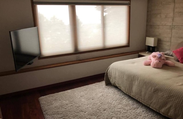 Cómoda habitación, cama King size, baño privado y Smart TV 50".