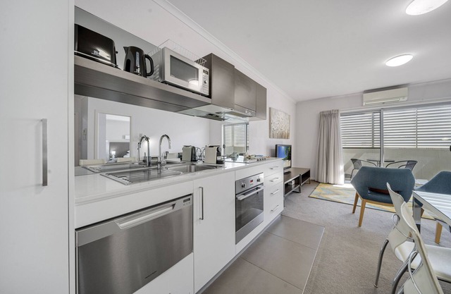 Comfortable 1-Bed in Convenient Lakeside Location