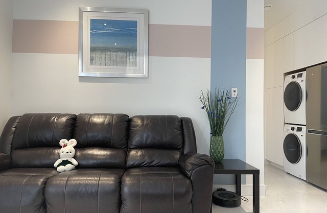 comfortable 1 bedroom unit — 15 min from the beach and UBC!