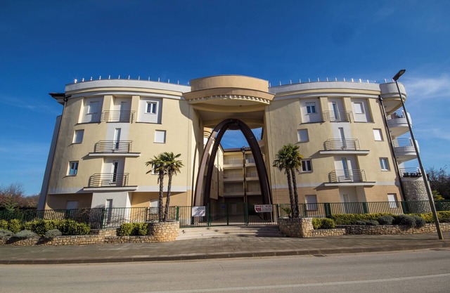 Comfortable 1 br apartment near the beach