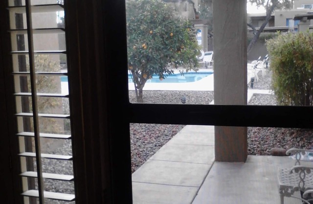 Cómodo condominio a nivel del suelo 1BR cerca de Fountain Park