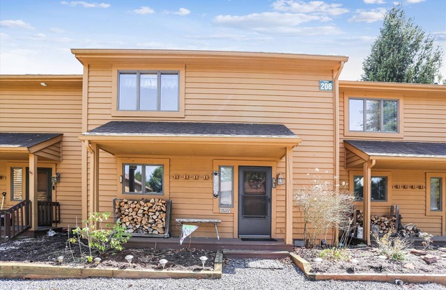 Comfortable 2 bedroom condo in Deerfield Village provides ideal lodging!