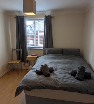 Comfortable 2 Bedroom Flat with Shared Bathroom and Kitchen Close to Manchester Airport