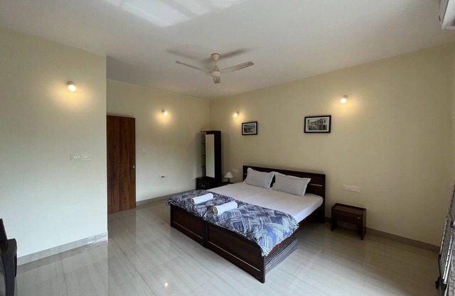Comfortable 2 BHK with pool Betalbatim Beach