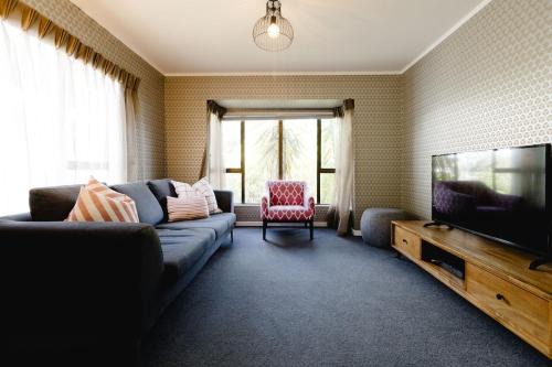 Comfortable 2BR Home w Free Parking, Easy Walk to City