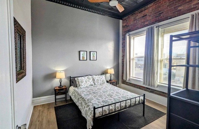 Comfortable 2BR on the Square
