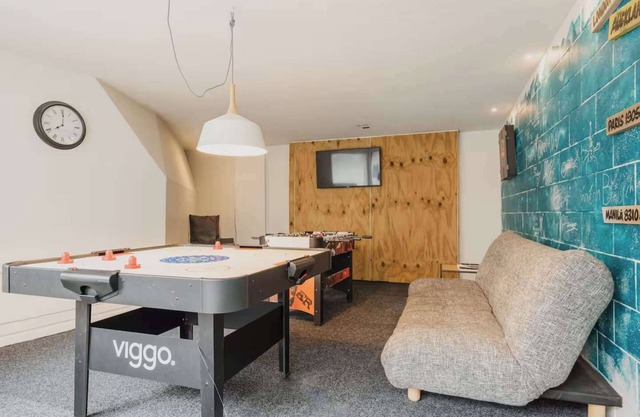 Comfortable 2BR w/ Hot Tub | Close to Airport