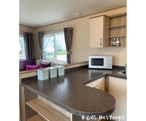 Comfortable 3-Bed Caravan - Combe Haven