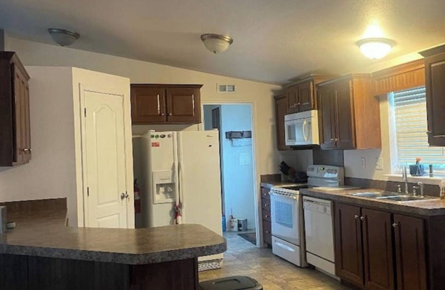 Comfortable 3-bedroom family friendly home with WiFi, AC in Green River.