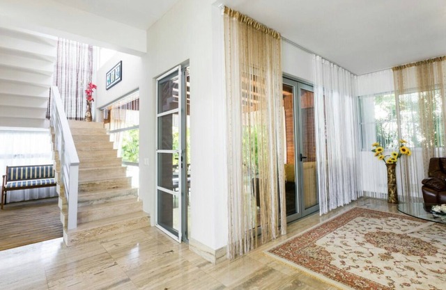 COMODA CASA DE 3 DORMITORIOS CON GRANDES ESPACIOS COMUNES Y MARAVILLOSA PISCINA.