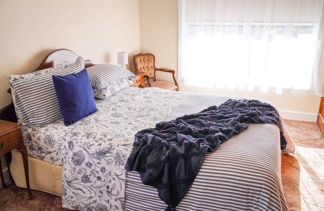 Comfortable 3 bedroom home > for work, rest or play!