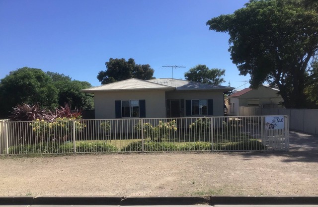 Comfortable 3 bedroom holiday home 1 street from the beach