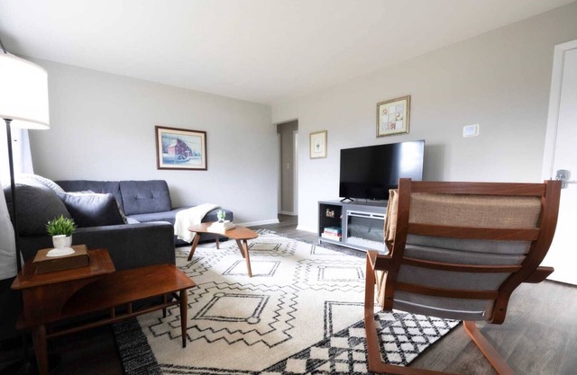 Charming Home in Berea | Private Garage| Smart TV