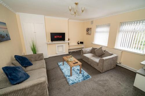 Comfortable 4-Bed Home with Free Parking