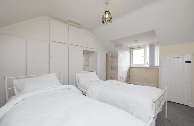 Comfortable 4-Bed House in Hucknall Nottingham