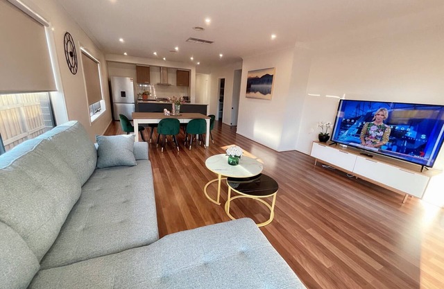 Comfortable 4 bedroom house in Point Cook