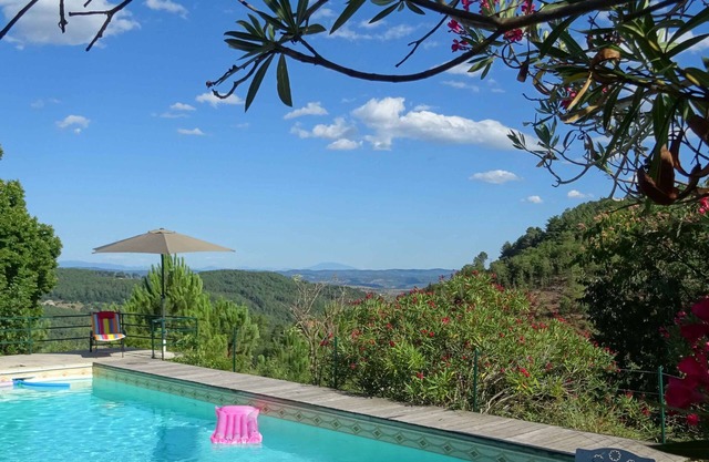 Comfortable 4* South-Ardèche house, airco sleeping rooms, pool, panoramic view