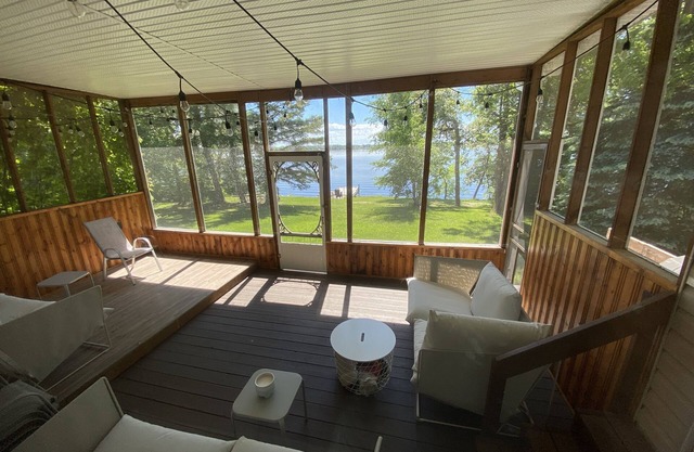 Comfortable and Convenient 5 Bedroom Lake House
