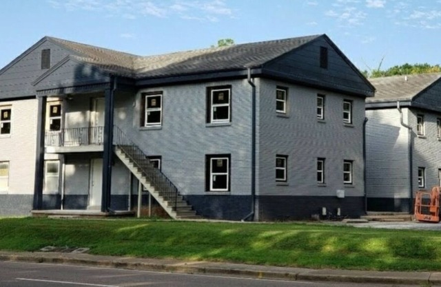 Comfortable and cozy 2 bedroom, 1 bath apartment nestled in Midtown.