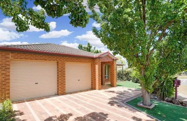 Comfortable and Cozy Tarneit Large Family Home w/ BBQ