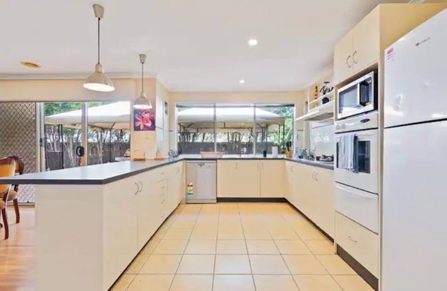Comfortable and Cozy Tarneit Large Family Home w/ BBQ