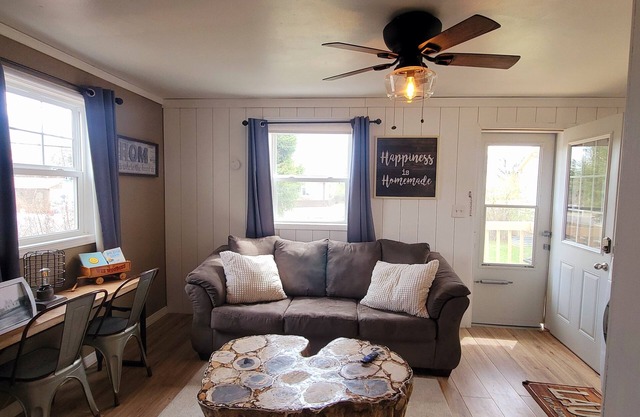 Comfortable and Cozy 1-bedroom house in delightful Rapid City with AC & Wifi
