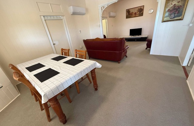 Comfortable and safety Queenslander home stay