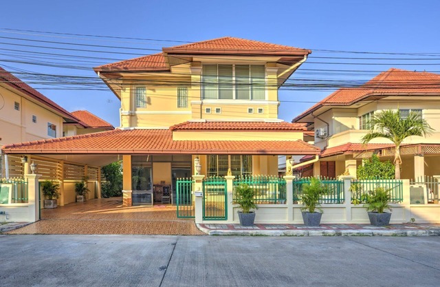Villa grande y cómoda en urbanización tranquila y segura.