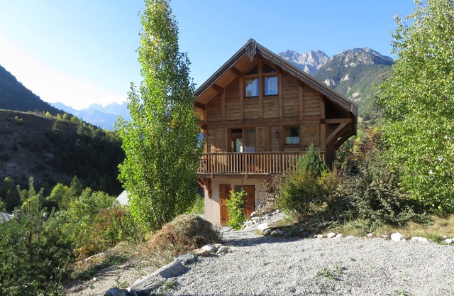 Nuevo apartamento en chalet de madera confortable, aparcamiento privado, vistas inigualables.