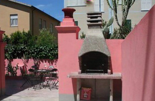 Comfortable apartment 5 mins walk from superb beach