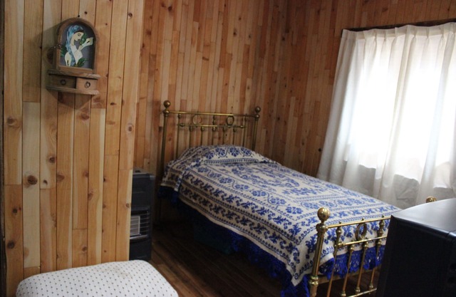 CÓMODA RECAMARA SALAM AMUEBLADA DE 25 M2 CONSTRUIDA EN UNA CASA DEL SIGLO XVII