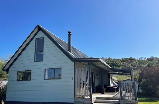 Comfortable, conveniently located family beach bach