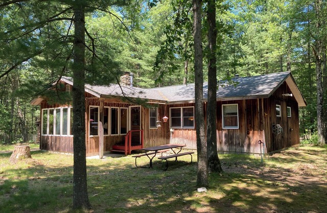 Comfortable Cabin in the Woods. Perfect for Fishing, Hunting or Skiing!