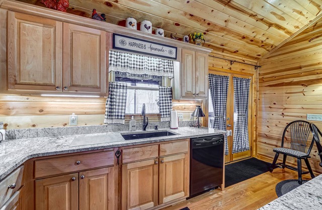 Comfortable cabin with pool access, lovely deck, fireplace & firepit